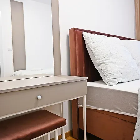 Hedonist Centar 7 Luxury